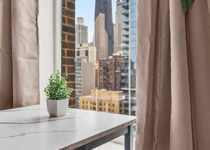 Hancock Lookout|steps To Beach&transit, Chi Views Apartment *